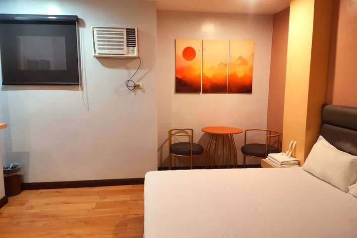 Room 5 of 12