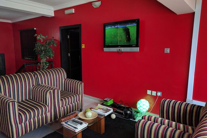 Lounge 25 of 27