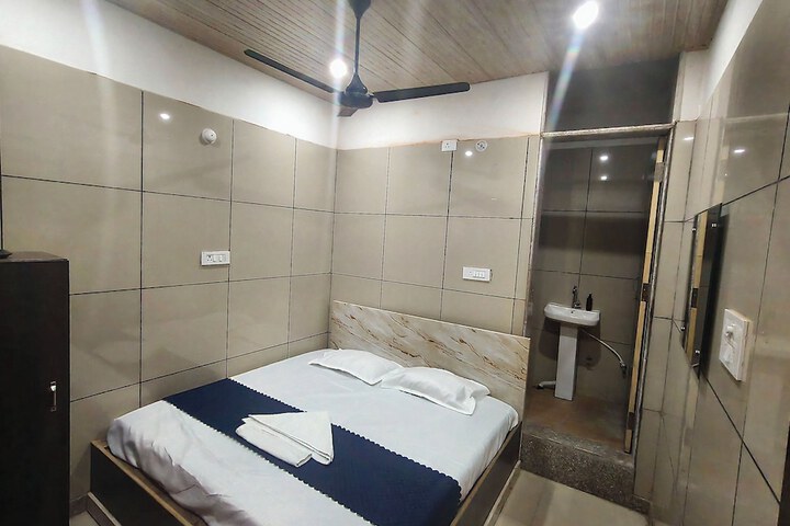 Room 4 of 10