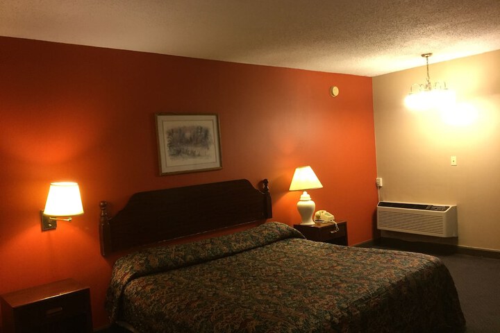 1 King Bed (5 of 7)