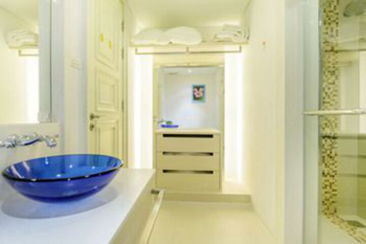 Room 10 of 80