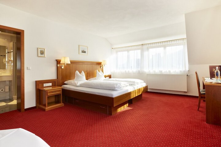Room 34 of 93