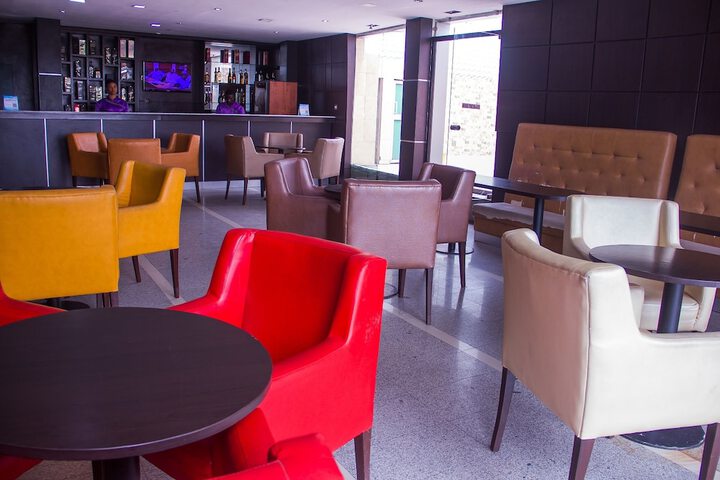 Lounge 37 of 39