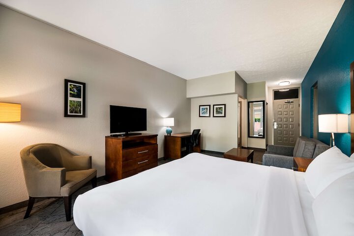1 King Bed Balcony Microwave and Refrigerator WiFi Full Breakfast (19 of 19)