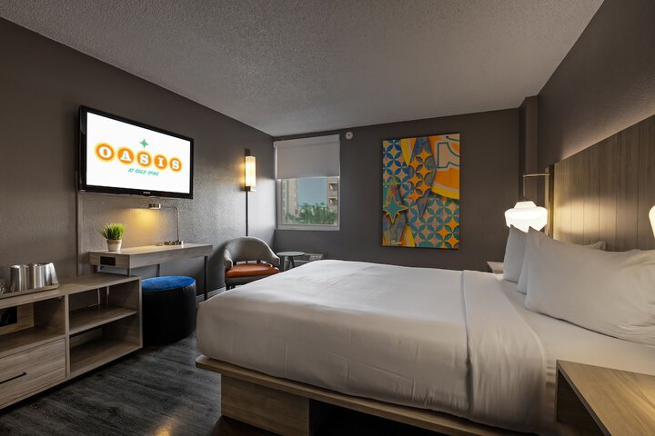 Gold Spike Queen Room 21 and Over (4 of 20)