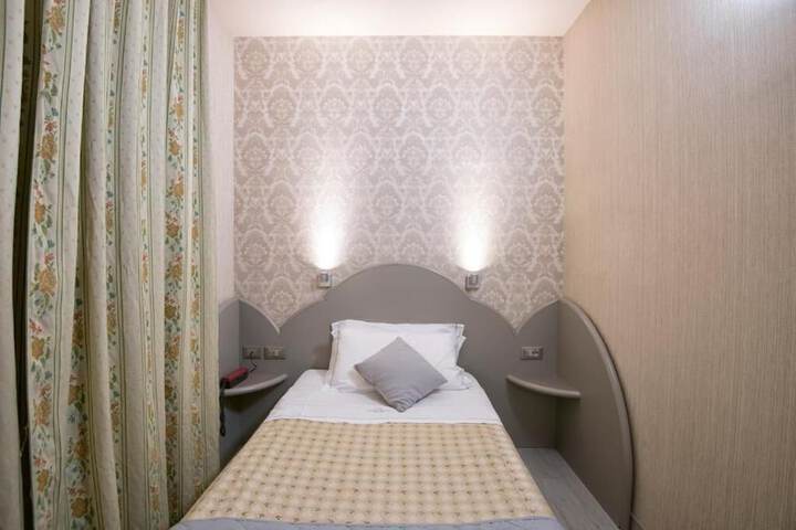 Room 17 of 32