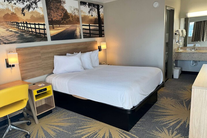 1 Queen Bed (1 of 6)