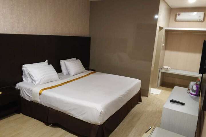 Room 7 of 33