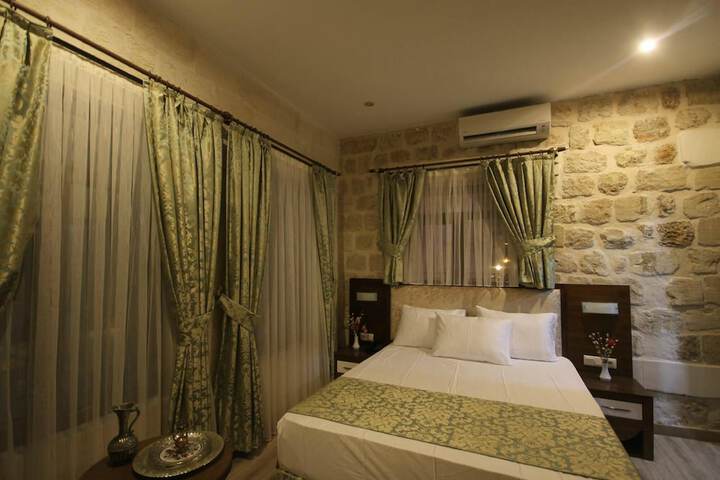 Room 28 of 158