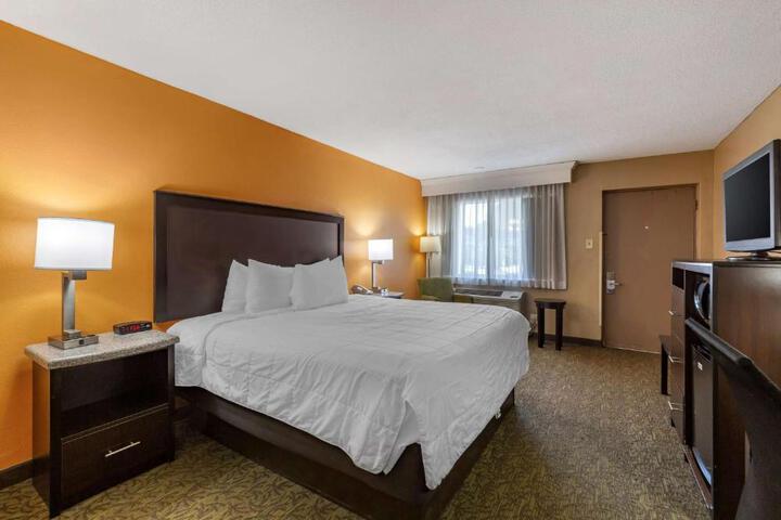 1 King Bed Downstairs Microwave, Refrigerator WiFi Full Breakfast (10 of 16)