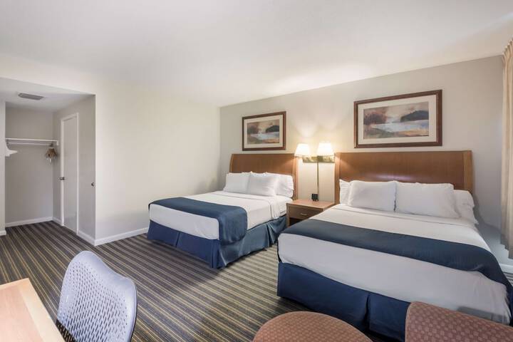 2 Queen Beds (3 of 13)