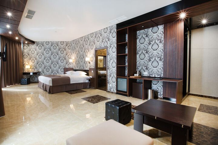 Room 11 of 42