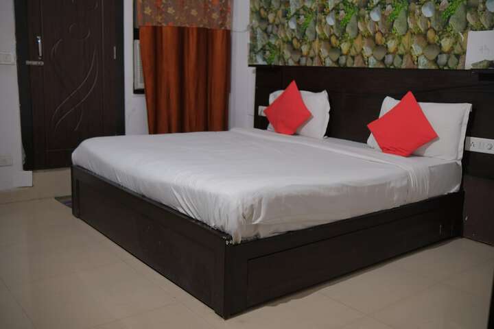 Room 6 of 32