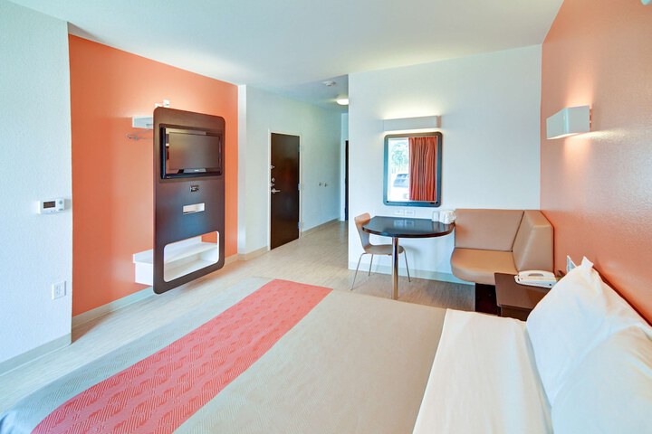 1 Queen Bed (7 of 7)