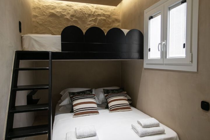 Room 6 of 136