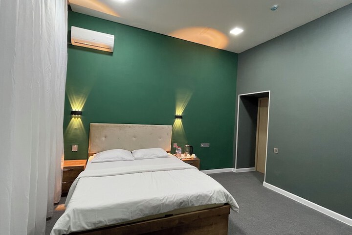Room 12 of 27