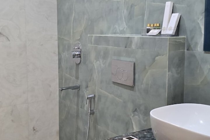 Room 6 of 18