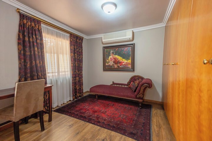 Room 26 of 76