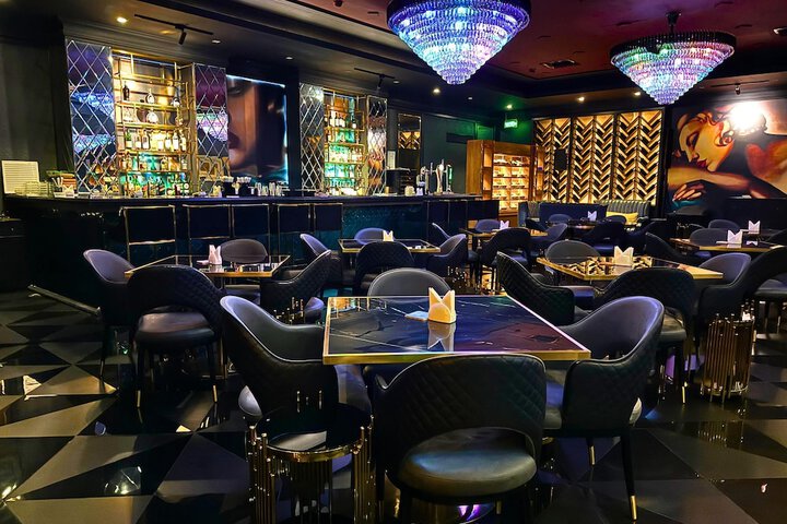 Lounge 136 of 164