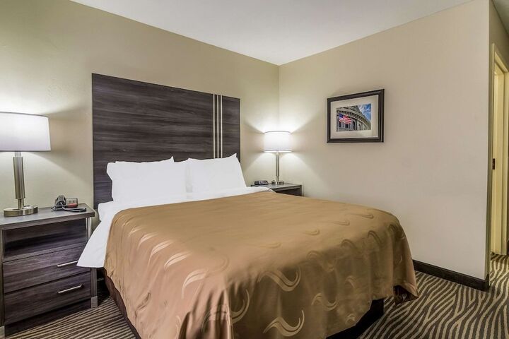 1 Queen Bed (8 of 13)