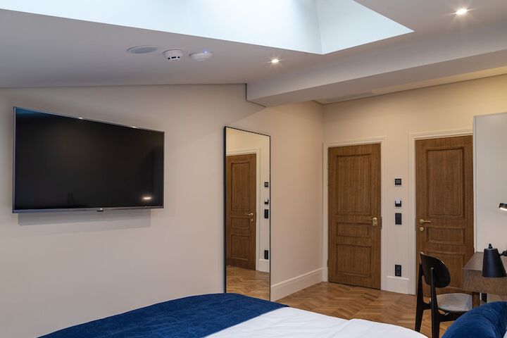 Room 9 of 90