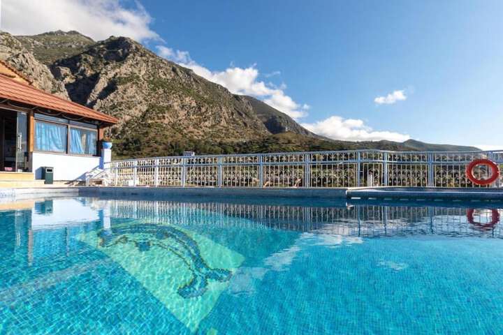 Hotel Pool