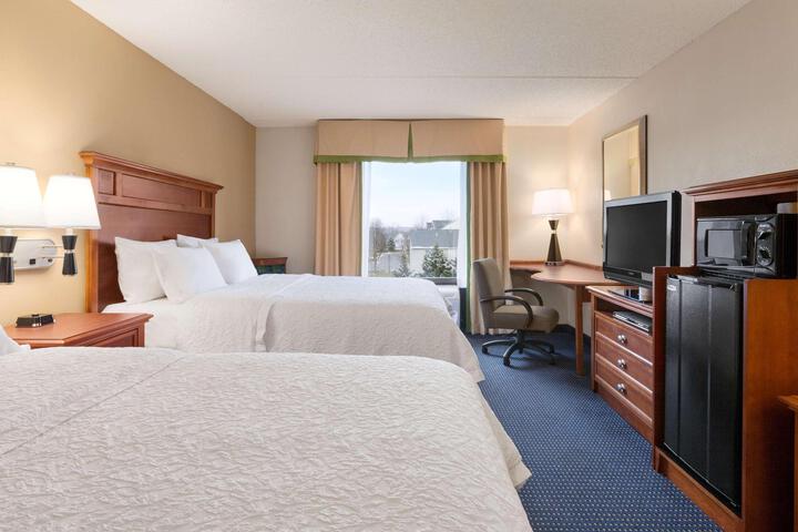 2 Queen Beds (1 of 9)