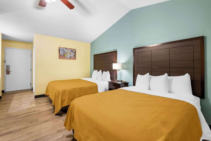 1 Queen Bed (10 of 18)