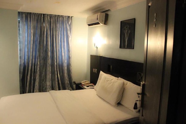 Room 4 of 35