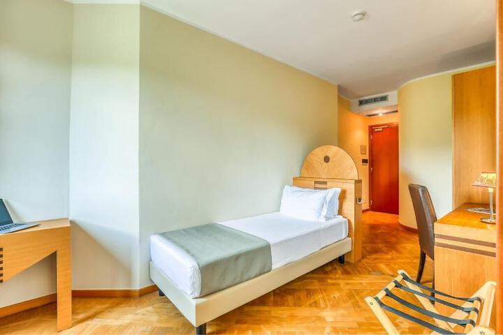 Room 16 of 54