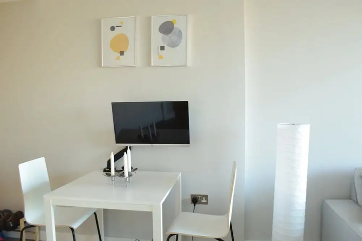 Room 5 of 9