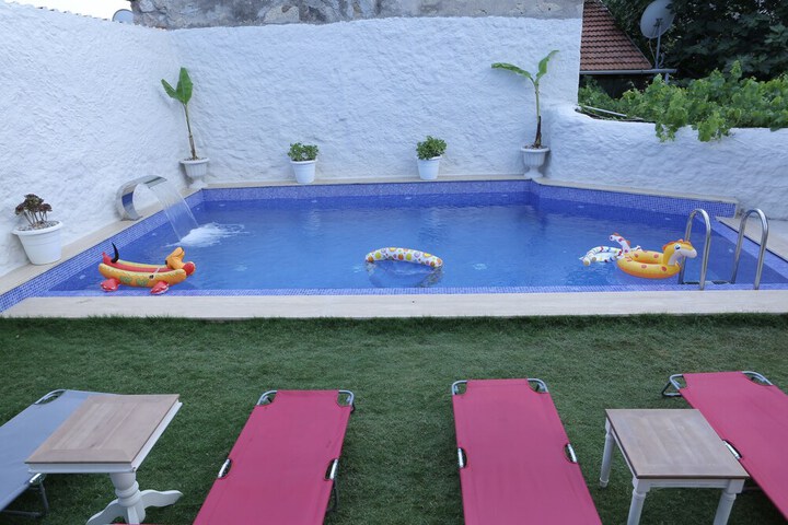 Pool 21 of 36