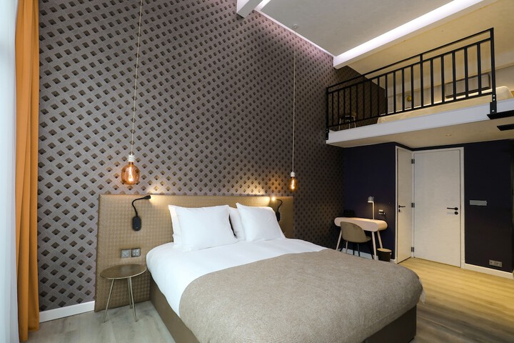 Room 11 of 77