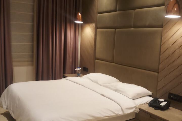 Room 9 of 33