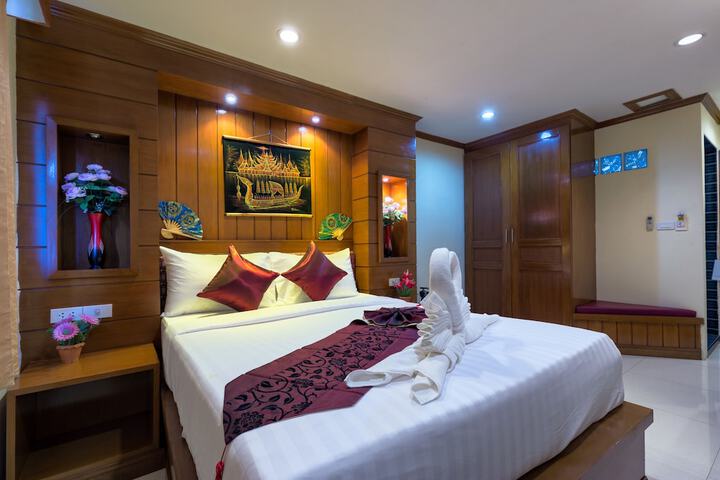 Room 8 of 33