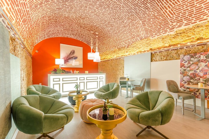 Lounge 141 of 160