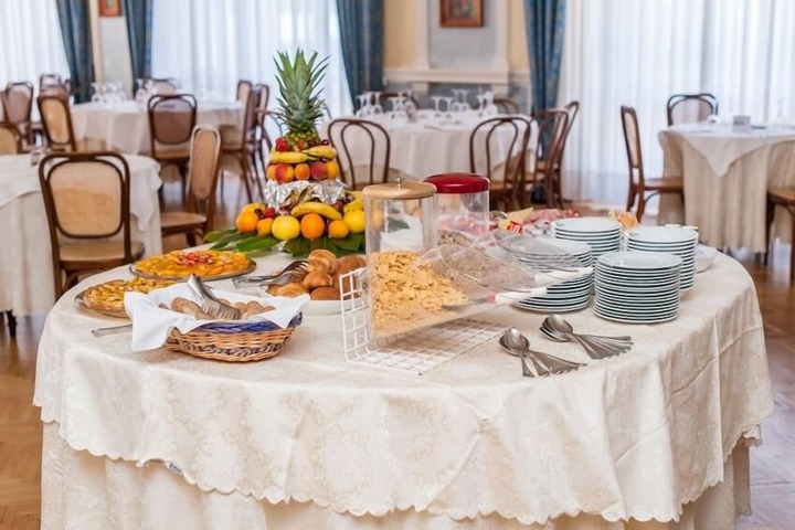 Breakfast/Coffee Service 29 of 42