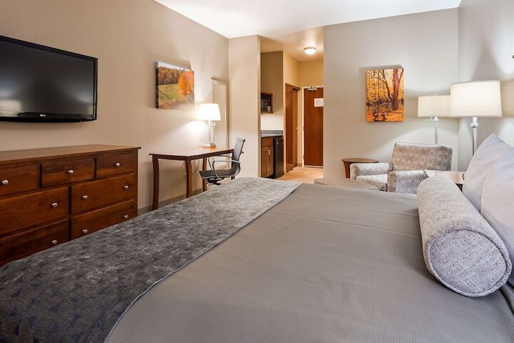 1 King Bed Microwave and Refrigerator WiFi Full Breakfast (11 of 18)