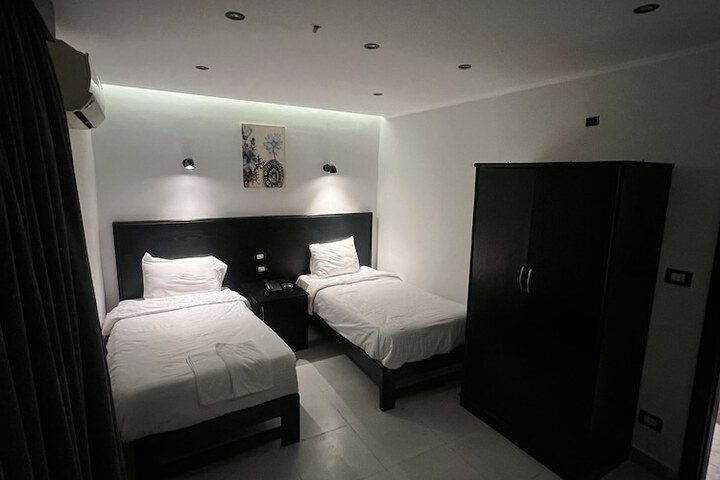 Room 8 of 107