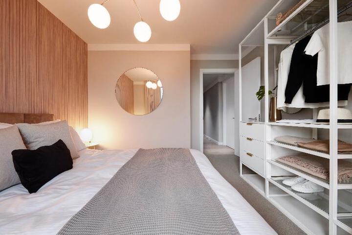 Room 6 of 10