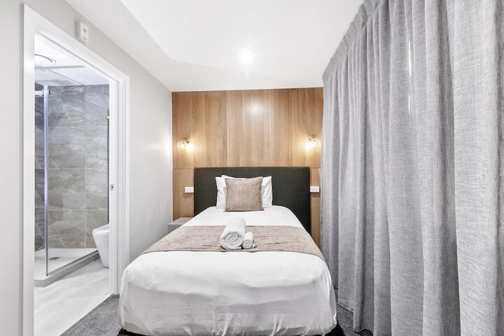 Room 3 of 28