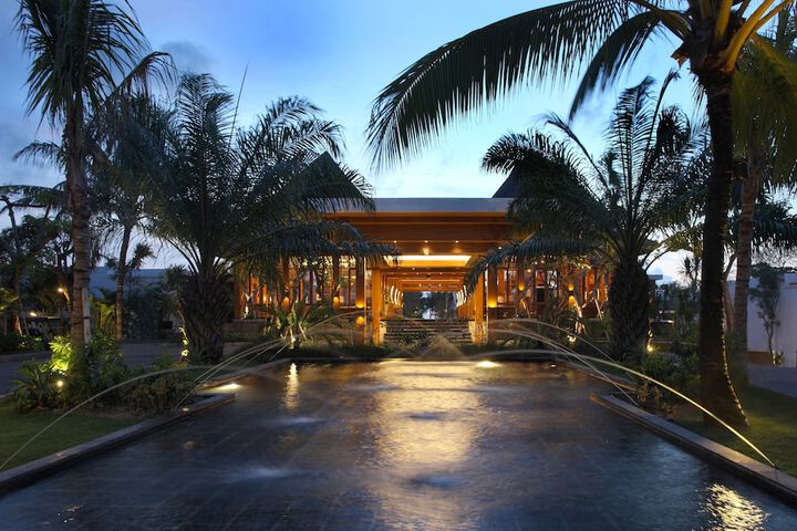 Hotel Exterior 87 of 96