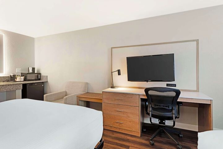 1 Queen Bed Exterior Accessible Microwave and Refrigerator Full Breakfast (10 of 22)