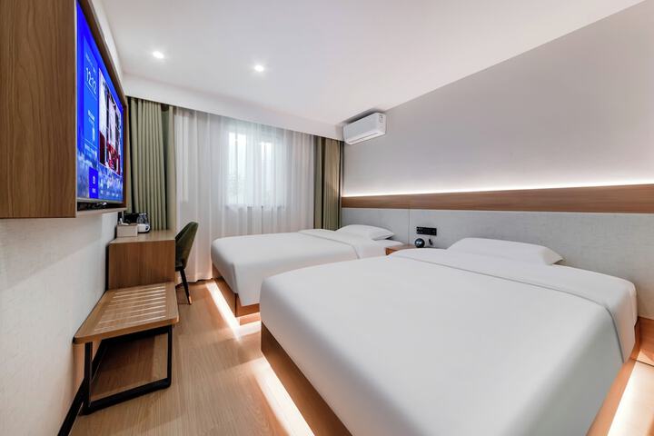 Room 8 of 30
