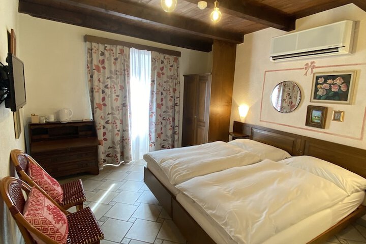 Room 13 of 38