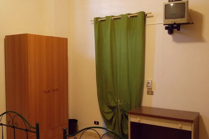 Room 4 of 18