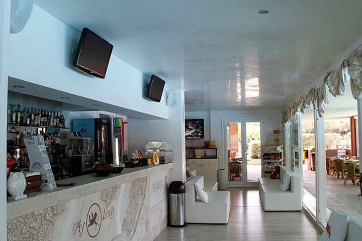 Lounge 14 of 21