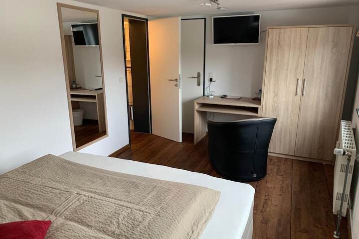 Room 11 of 38
