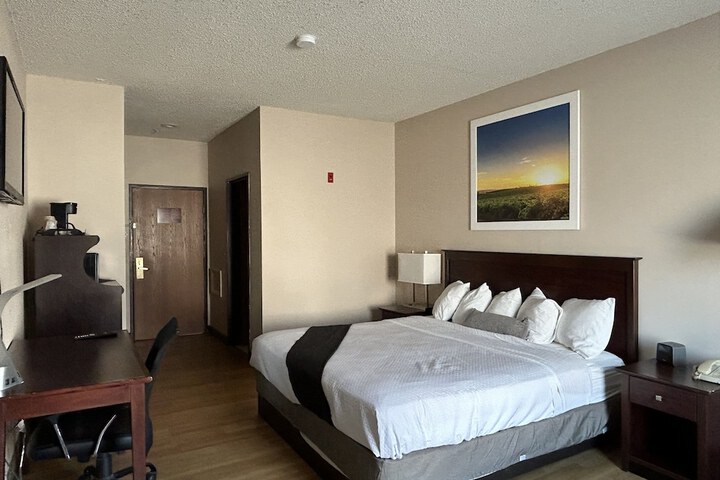 1 King Bed (2 of 3)