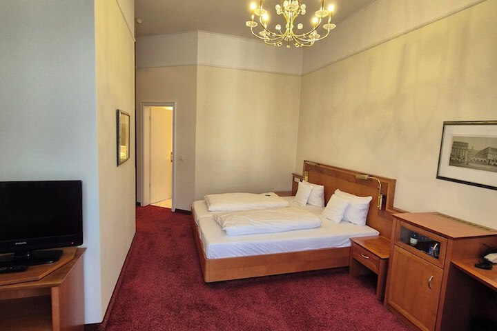 Room 17 of 33